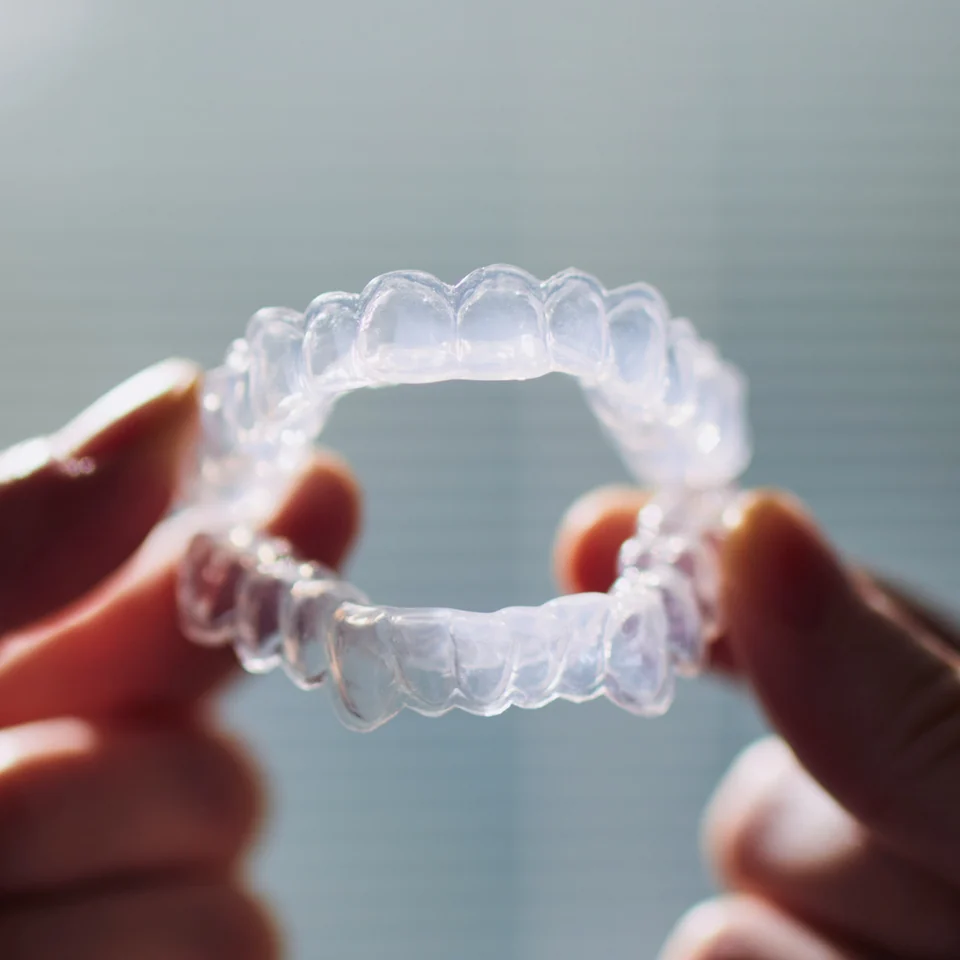 Gouttière transparente BlancOne tenue entre les mains